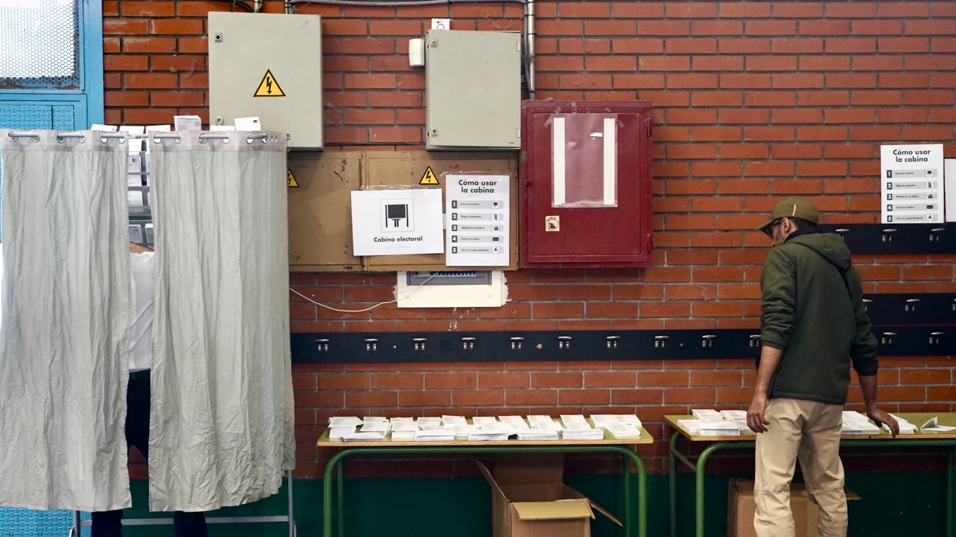 Un hombre se dispone a votar en las pasadas elecciones autonómicas en Castilla y León