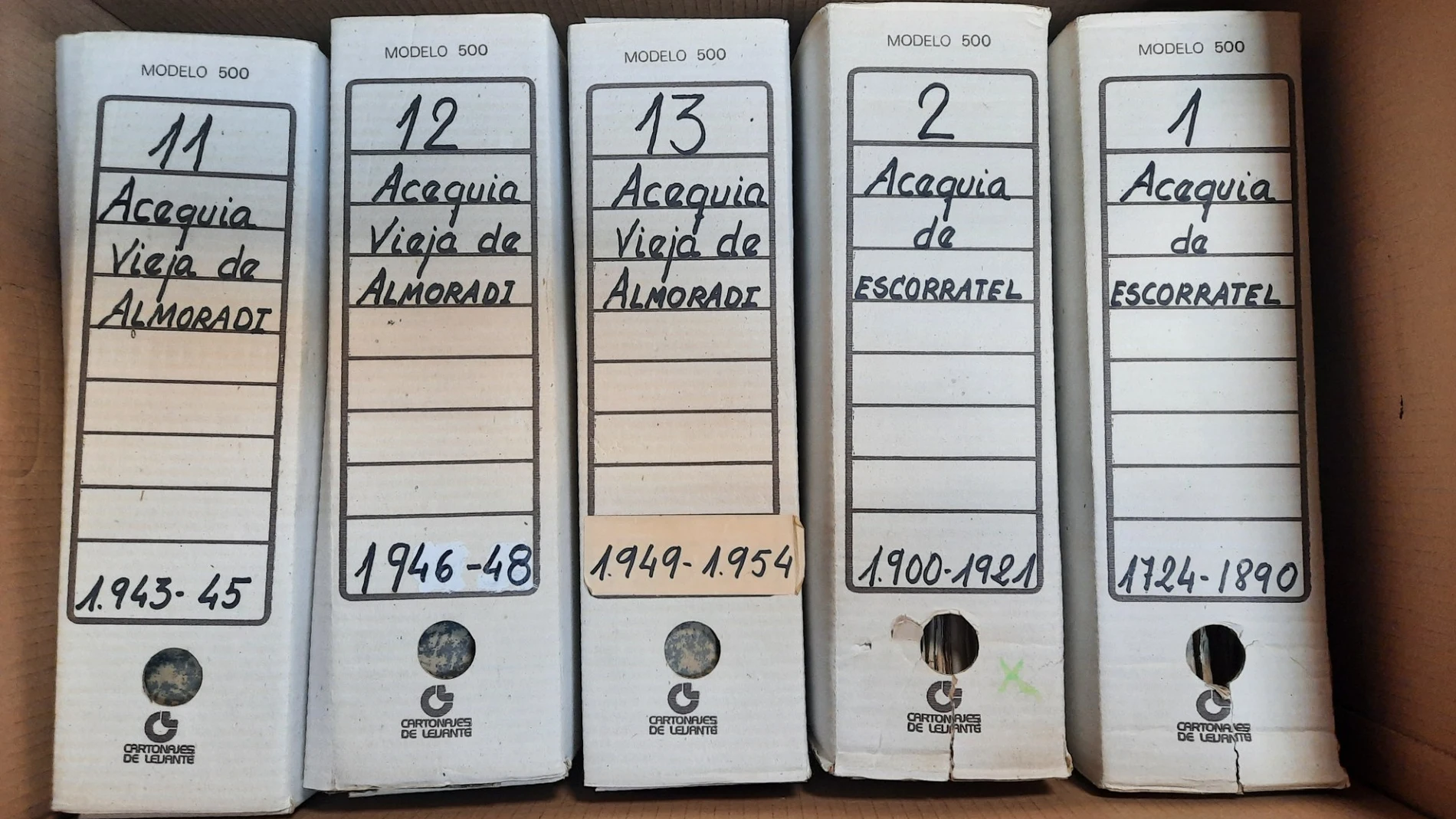 Archivadores que atesoran el archivo documental del Juzgado Privativo de Aguas de Orihuela (Alicante)