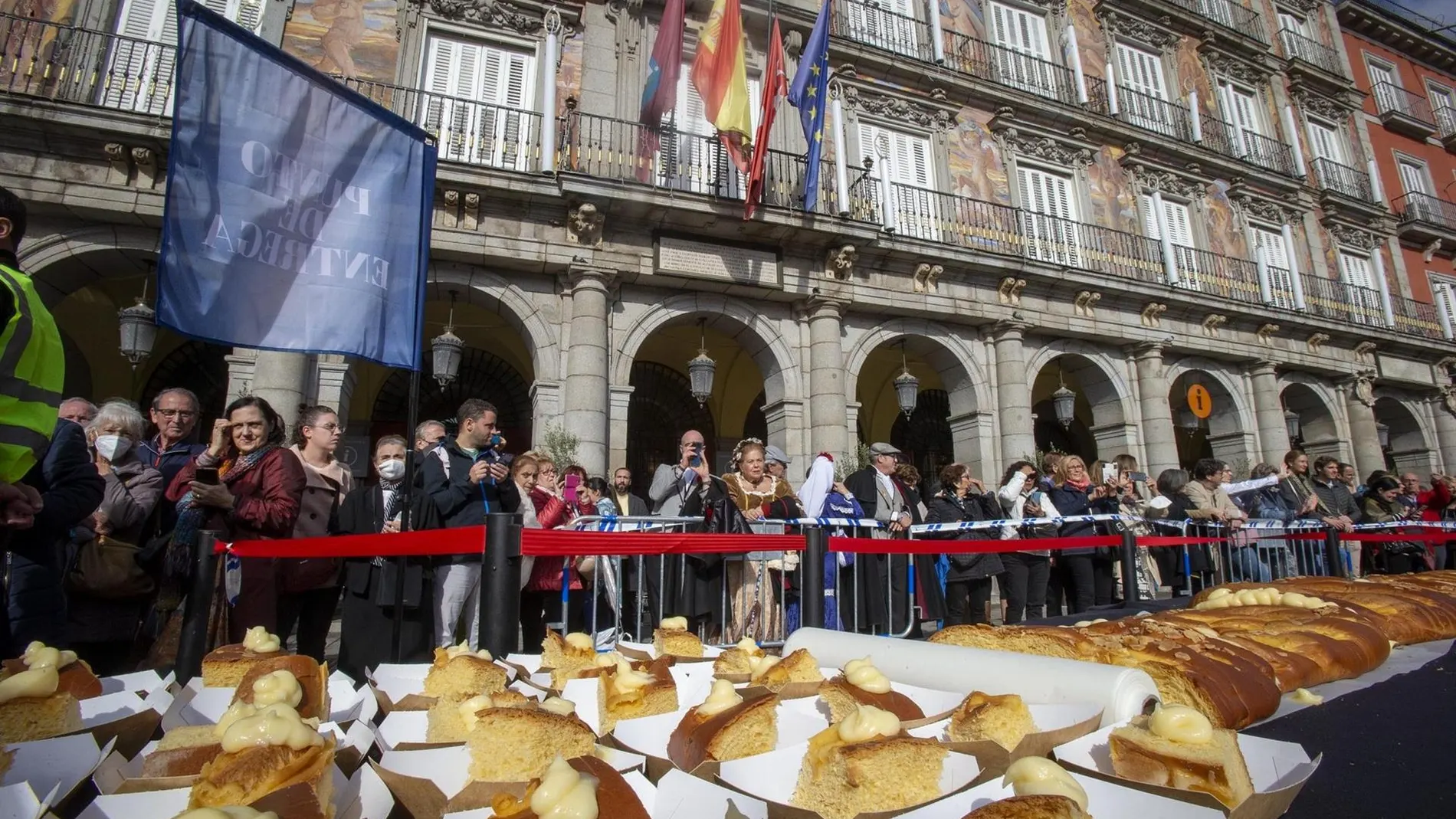 MADRID.-Reposteros madrileños celebrarán la patrona, la Almudena, con el reparto de mil raciones de la Corona en la Plaza Mayor