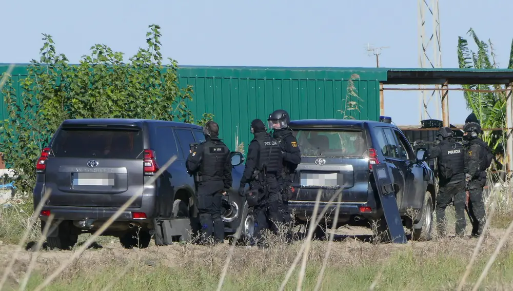 El policía herido en Sevilla por un disparo está grave pero estable tras ser operado