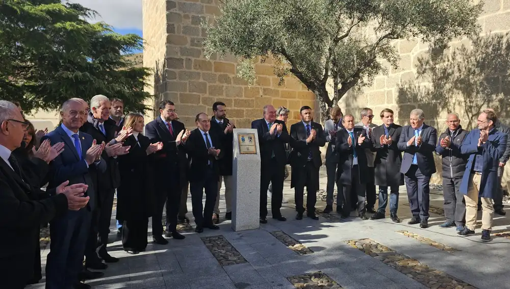 El espíritu de Suárez anima el hermanamiento de Cebreros (Ávila) y Vegadeo (Asturias)