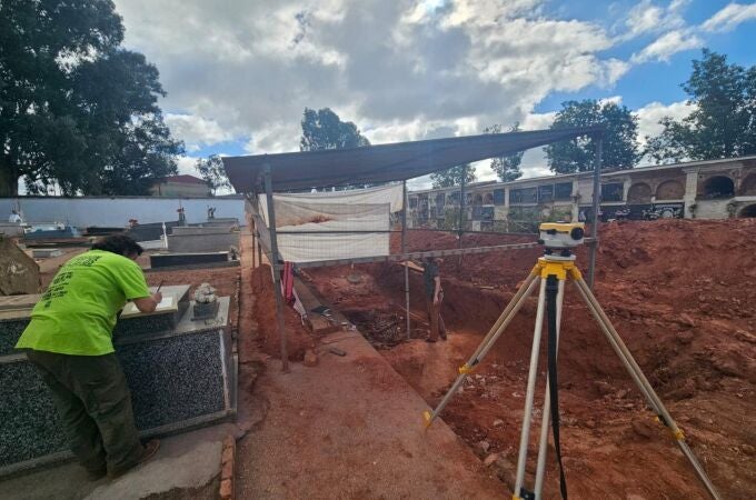 Hallados restos de 138 víctimas de la represión franquista en cinco fosas del cementerio de Riotinto Hallados restos de 138 víctimas de la represión franquista en cinco fosas del cementerio de Riotinto
