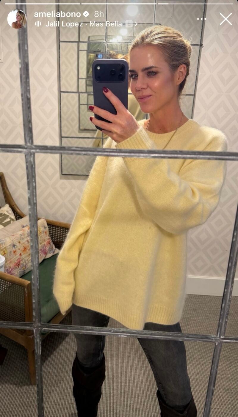 El look de Amelia Bono con jersey amarillo mantequilla.