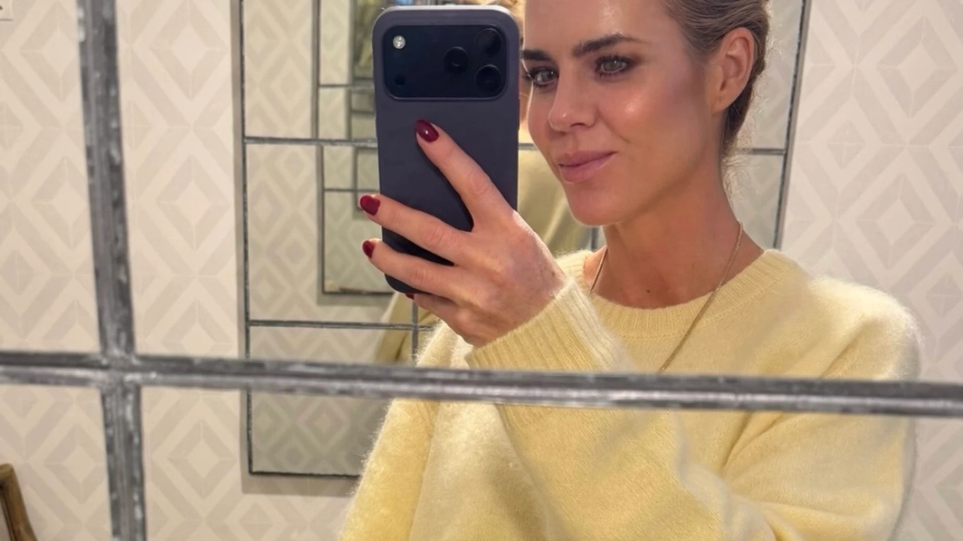 El look de Amelia Bono con jersey amarillo mantequilla.