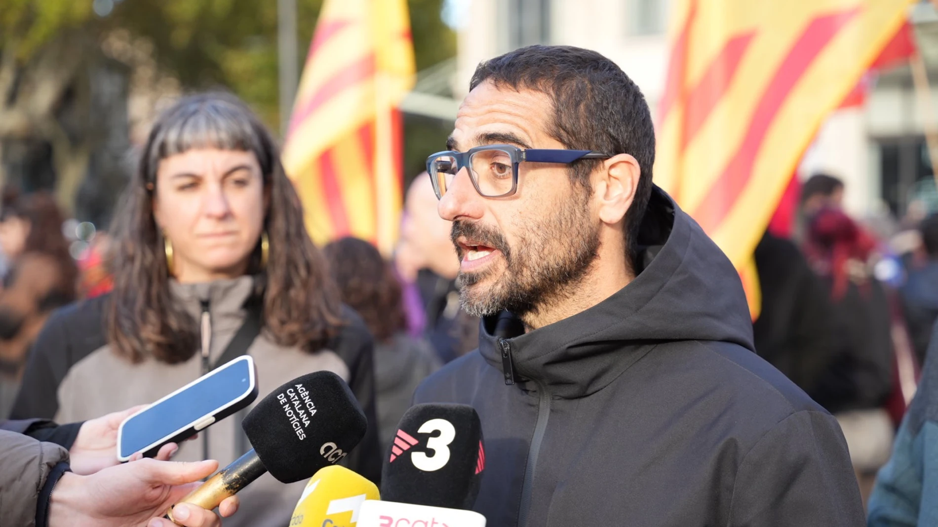 El secretario general de la CUP, Non Casadevall, en declaraciones a los medios REMITIDA / HANDOUT por CUP Fotografía remitida a medios de comunicación exclusivamente para ilustrar la noticia a la que hace referencia la imagen, y citando la procedencia de la imagen en la firma 08/11/2025