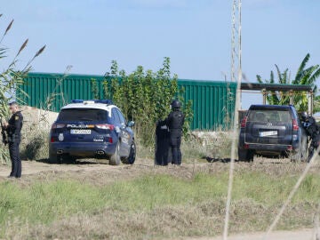 Agentes de policía desplegados frente a la nave en la que se encuentra atrincherado en Isla Mayor (Sevilla)
