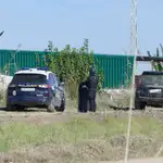 Agentes de policía desplegados frente a la nave en la que se encuentra atrincherado en Isla Mayor (Sevilla)