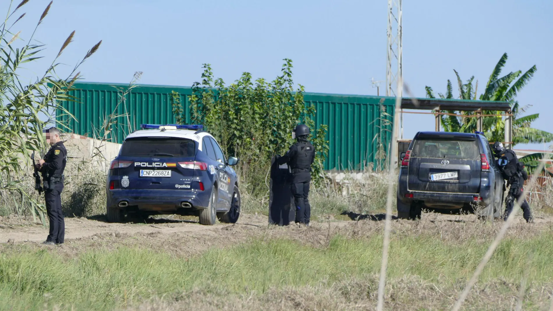 Agentes de policía desplegados frente a la nave en la que se encuentra atrincherado en Isla Mayor (Sevilla)