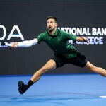 Djokovic devuelve una bola de Musetti desde el fondo de la pista en la final de Atenas