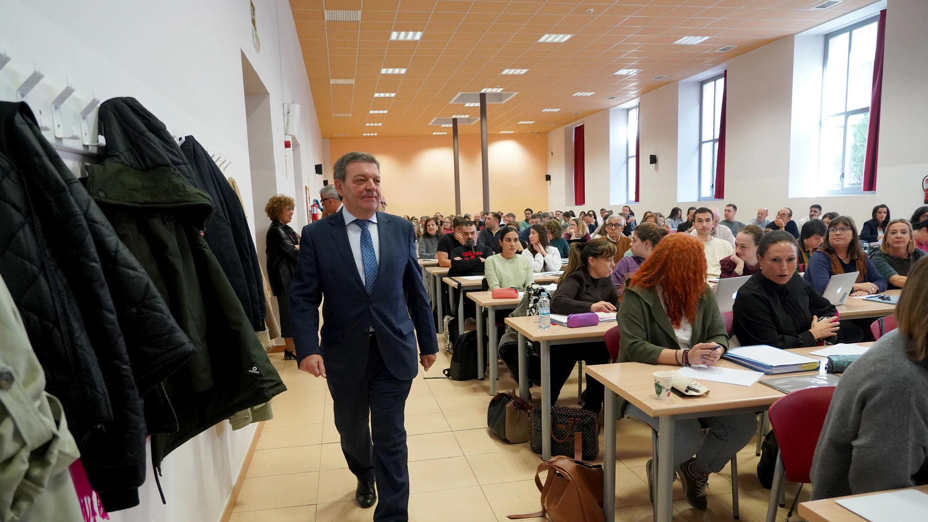 González Gago inaugura en la Facultad de Derecho de la Universidad de Valladolid la segunda edición del curso de formación para el acceso a la bolsa de interinos para este puesto con 1.100 participantes de toda la Comunidad