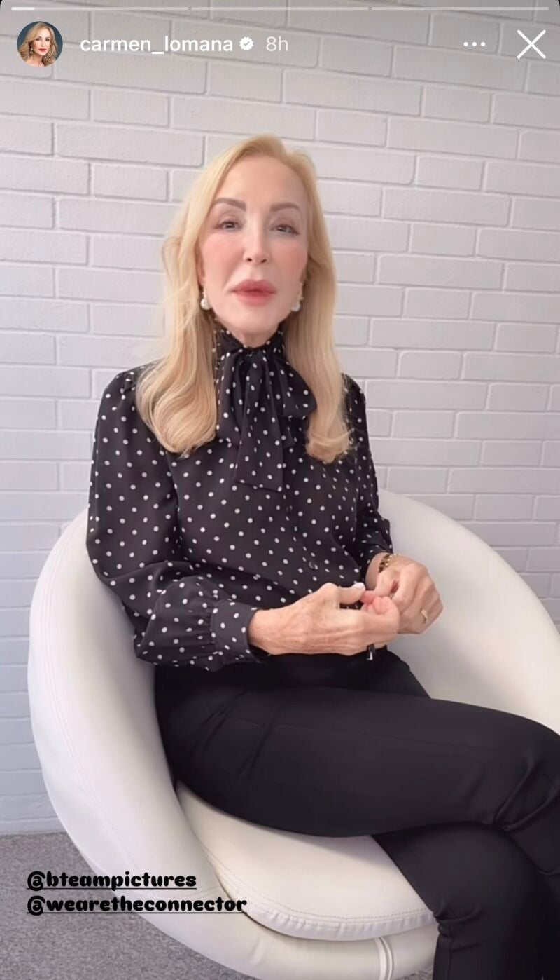 Carmen Lomana con camisa de lunares.