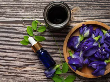 Adiós retinol: el bakuchiol toma el control de la rutina con estos 5 productos que cambiarán tu piel Bakuchiol