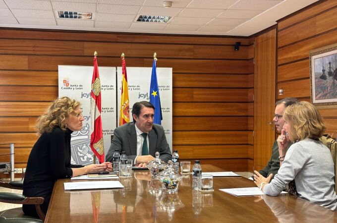 El consejero Suárez-Quiñones y María Pardo se reúnen con vecinos de la urbanización Arroyovereda