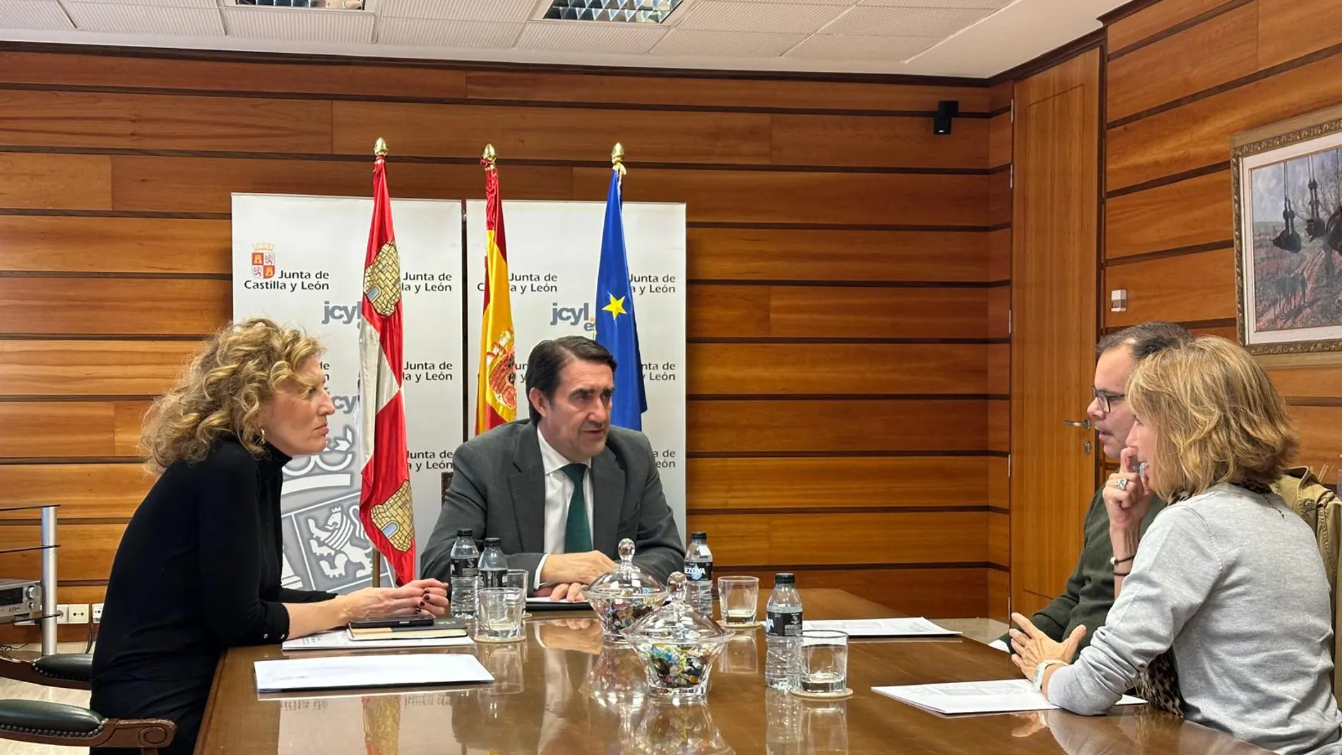 El consejero Suárez-Quiñones y María Pardo se reúnen con vecinos de la urbanización Arroyovereda