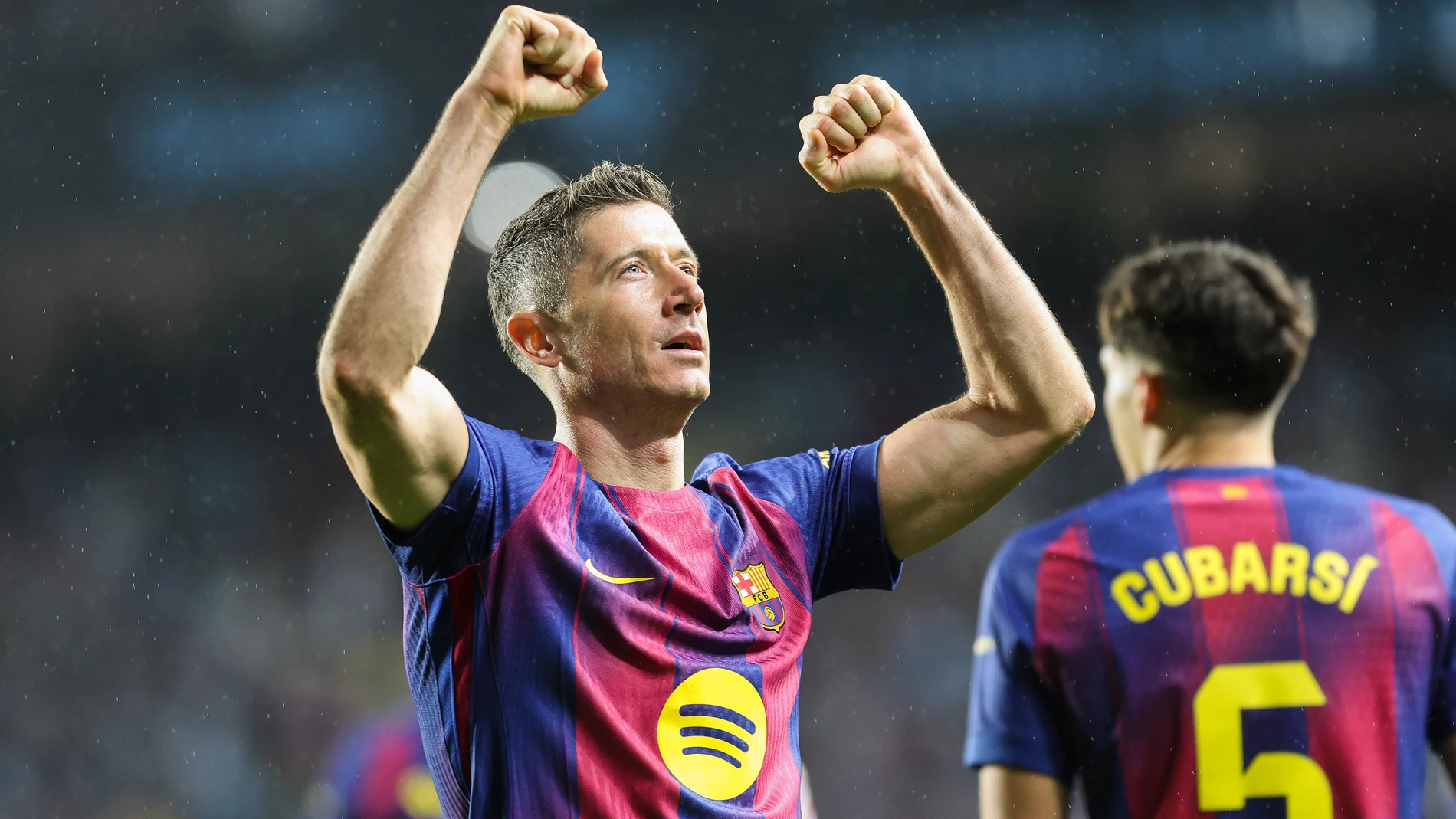 VIGO, 09/11/2025.- El delantero polaco del FC Barcelona, Robert Lewandowski, celebra el cuarto gol de su equipo durante el encuentro correspondiente a la jornada 12 de Laliga EA Sports que disputan hoy domingo Celta y FC Barcelona en el estadio de Balaidos, en la capital gallega. EFE / Salvador Sas.