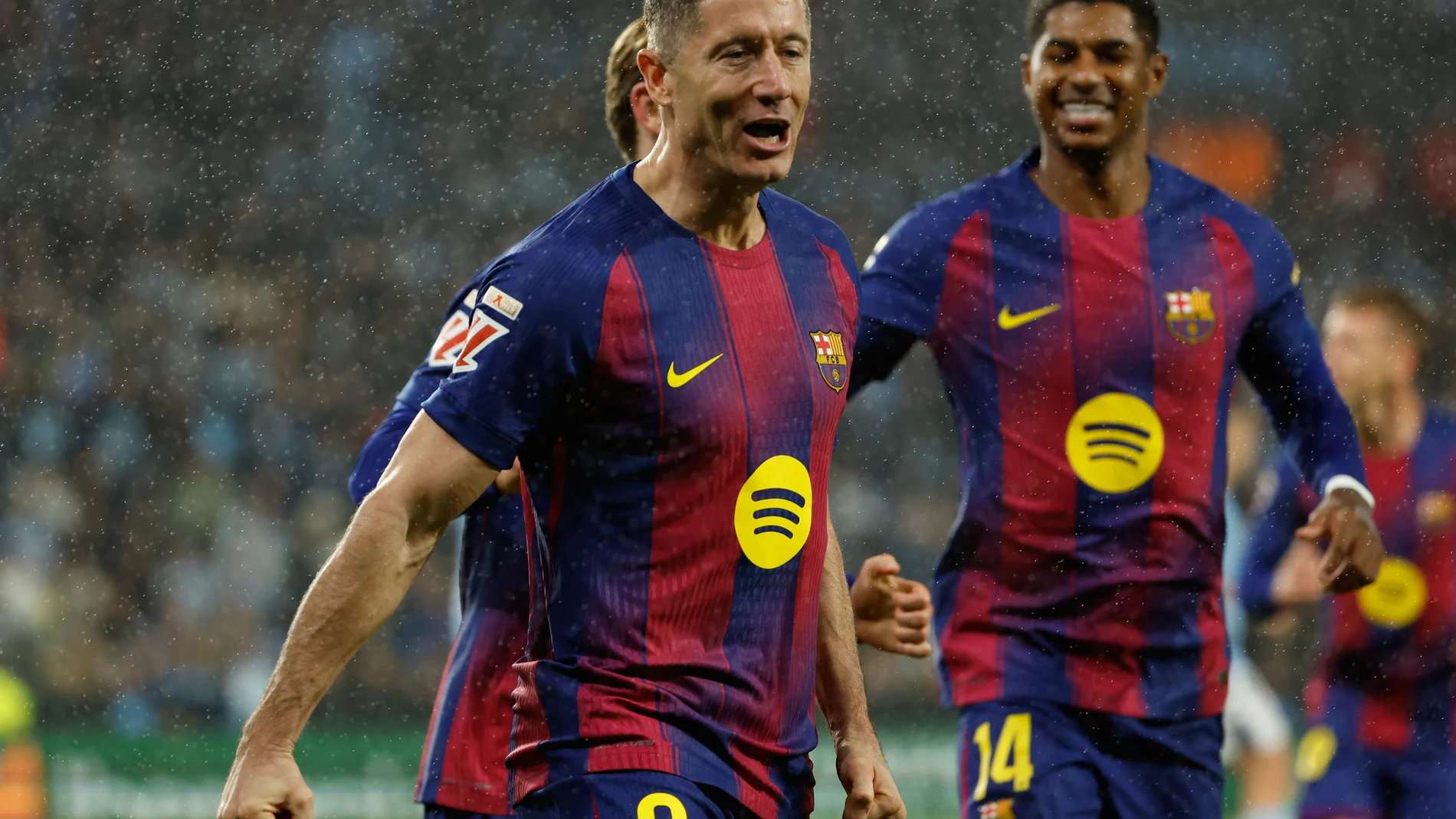 Barcelona's Robert Lewandowski celebrates scoring his side's opening goal from the penalty spot during the Spanish La Liga soccer match between Celta Vigo and Barcelona in Vigo, Spain, Sunday, Nov. 9, 2025. (AP Photo/Lalo R. Villar)