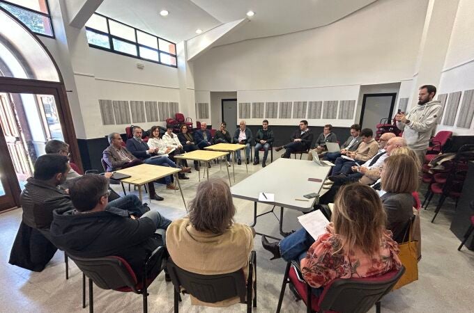 Una veintena de representantes de agrupaciones municipalistas de Ávila, Burgos, Palencia, Valladolid y Zamora durante la reunión en Monzón de Campos (Palencia)