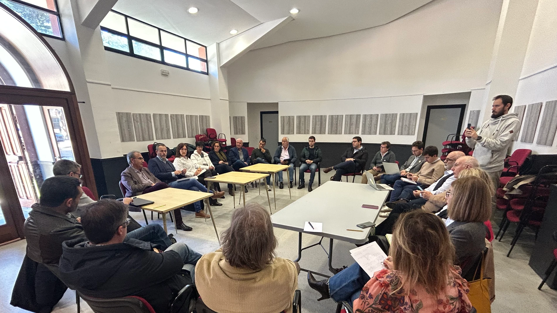 Una veintena de representantes de agrupaciones municipalistas de Ávila, Burgos, Palencia, Valladolid y Zamora durante la reunión en Monzón de Campos (Palencia)