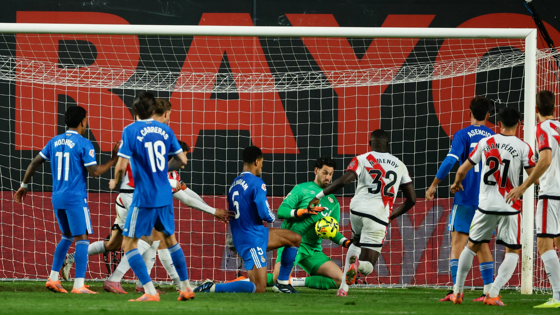 MADRID, 09/11/2025.- El portero argentino del Rayo Vallecano Augusto Batalla (c-d) atrapa un balón durante el partido de la jornada 12 de LaLiga EA Sports que Rayo Vallecano y Real Madrid disputan este domingo en el Estadio de Vallecas, en la capital española. EFE/Mariscal
