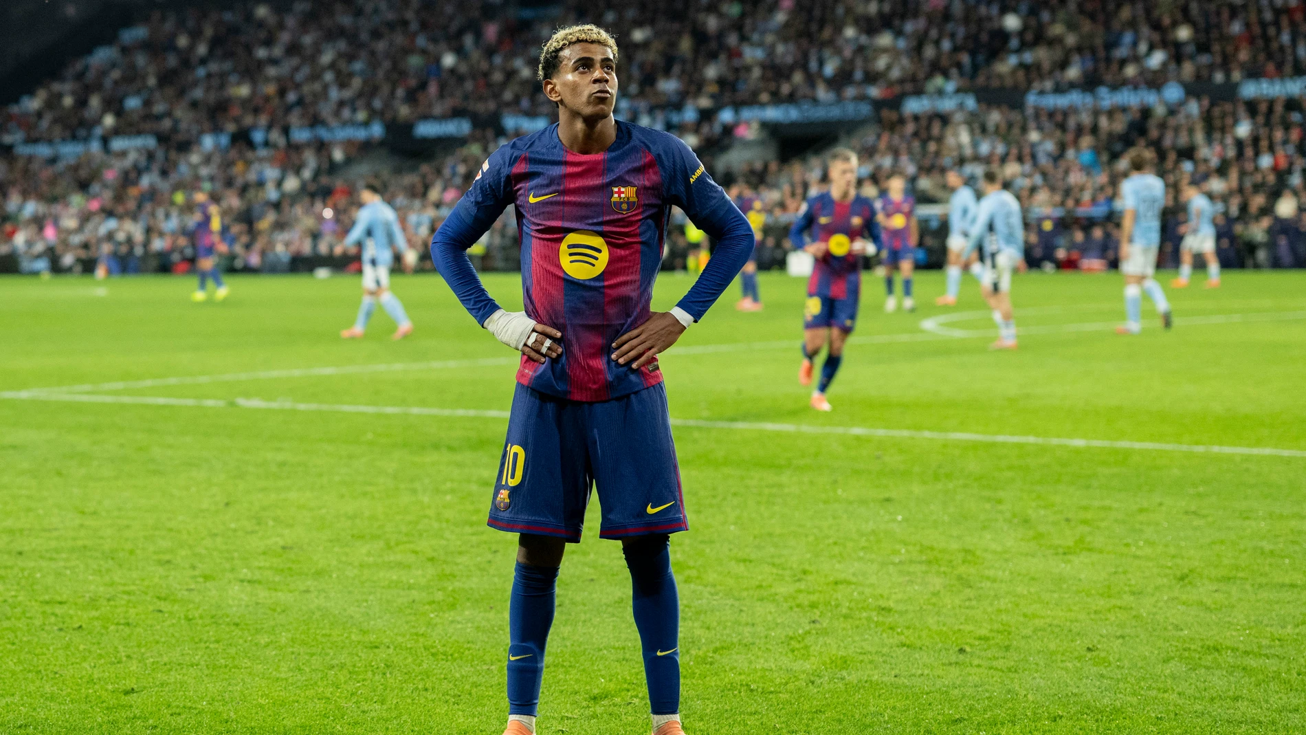 VIGO, 09/11/2025.- El delantero del FC Barcelona, Lamine Yamal, tras conseguir el tercer gol de su equipo durante el encuentro correspondiente a la jornada 12 de Laliga EA Sports que disputan hoy domingo Celta y FC Barcelona en el estadio de Balaidos, en la capital gallega. EFE / Brais Lorenzo.