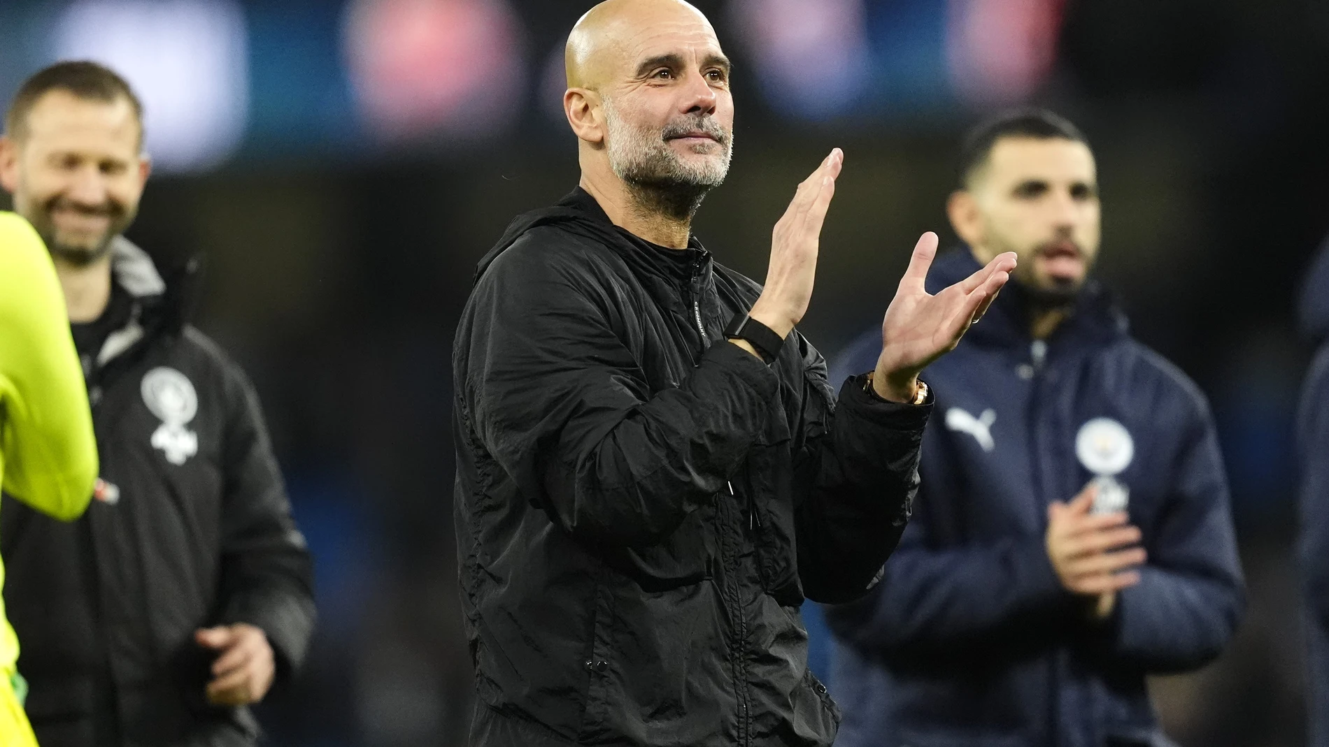 09 November 2025, United Kingdom, Manchester: Manchester City manager Pep Guardiola applauds the fans following the English Premier League soccer match between Manchester City and Liverpool at Etihad Stadium. Photo: Nick Potts/PA Wire/dpa 09/11/2025 ONLY FOR USE IN SPAIN