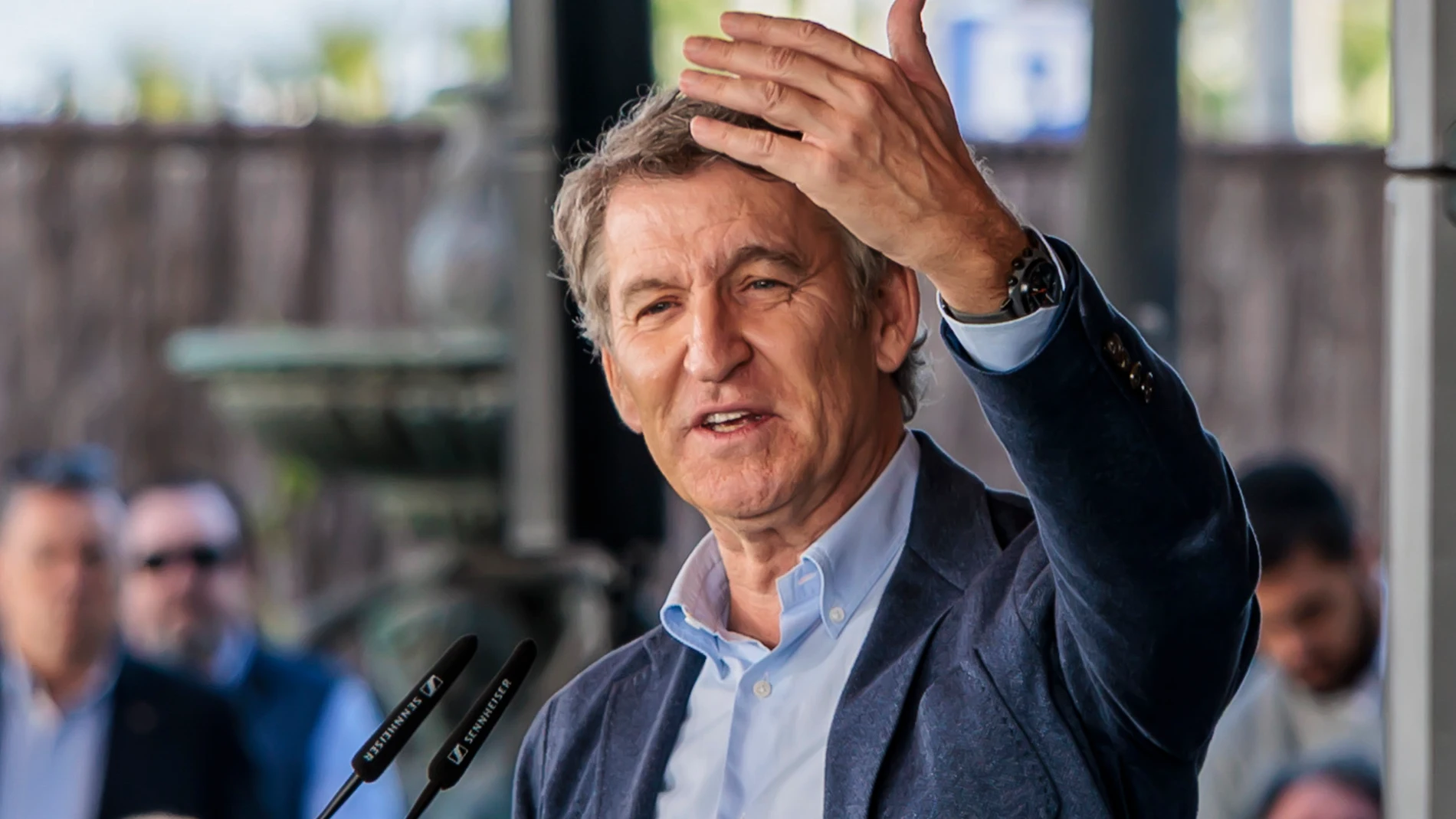 MELILLA, 10/11/2025.- El presidente del PP, Alberto Núñez Feijóo, interviene este lunes, durante un acto político del Partido Popular en Melilla. Núñez Feijóo ha asegurado este lunes que la legislatura está acabada por la corrupción y el bloqueo y ha responsabilizado al Gobierno de Sánchez, al que “los jueces le paran los pies y sus socios le atan las manos”. EFE/ Giner