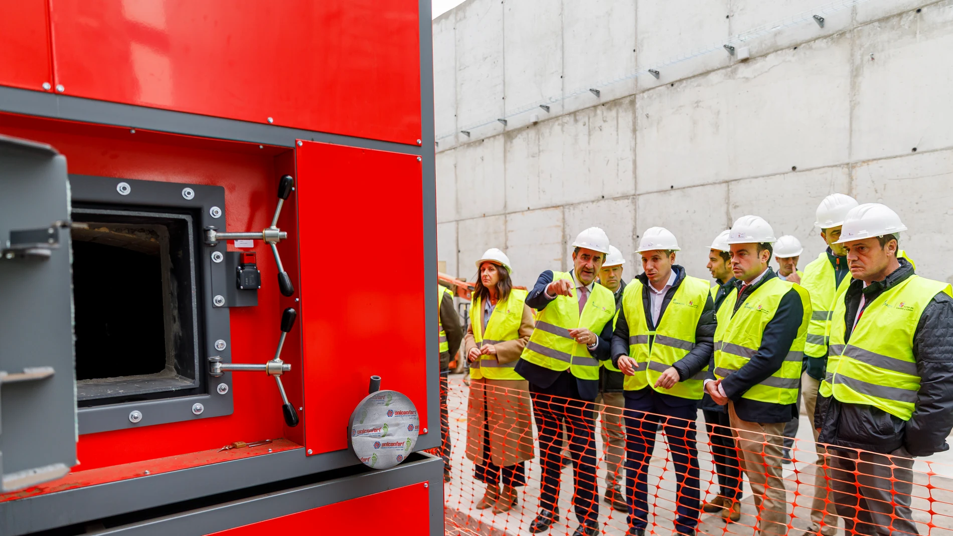 Suárez-Quiñones visita la nueva Central de Biomasa de la red de calor de Cuéllar (Segovia) junto al alcalde Carlos Fraile