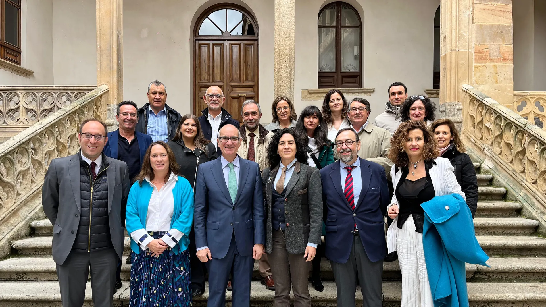 El presidente de la Diputación de Salamanca, Javier Iglesias, junto a los interventores provinciales