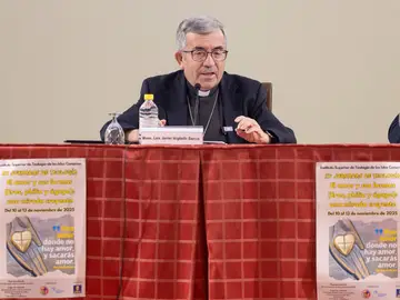 La Conferencia Episcopal reconoce con dolor "la verosimilitud" de la acusación a Zornoza LAS PALMAS DE GRAN CANARIA, 10/11/2025.- El presidente de la Conferencia Episcopal Española, Luis Argüello, reconoce "con dolor" que el hecho de que el Vaticano haya abierto una investigación sobre el obispo de Cádiz, Rafael Zornoza, "concede una verosimilitud a la acusación" de abusos a un menor que se formula contra él, pero al mismo tiempo ha pedido respetar la presunción de inocencia. Argüello se ha pronunciado en estos términos antes de inaugurar en Las Palmas de Gran Canaria unas jornad...