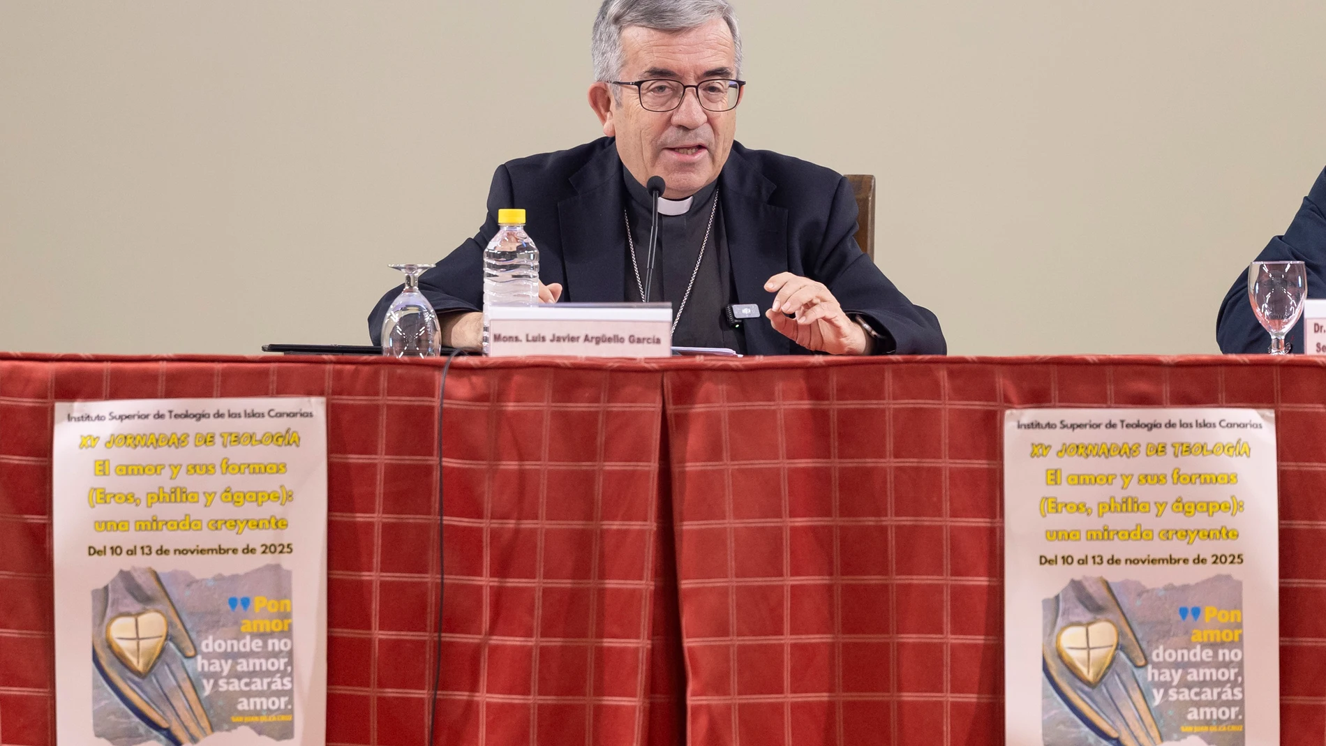 LAS PALMAS DE GRAN CANARIA, 10/11/2025.- El presidente de la Conferencia Episcopal Española, Luis Argüello, reconoce "con dolor" que el hecho de que el Vaticano haya abierto una investigación sobre el obispo de Cádiz, Rafael Zornoza, "concede una verosimilitud a la acusación" de abusos a un menor que se formula contra él, pero al mismo tiempo ha pedido respetar la presunción de inocencia. Argüello se ha pronunciado en estos términos antes de inaugurar en Las Palmas de Gran Canaria unas jornad...