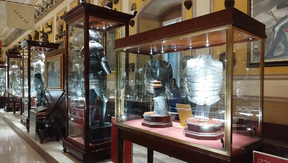 Conviene prestar atención, por su singularidad, a algunas de las armaduras expuestas