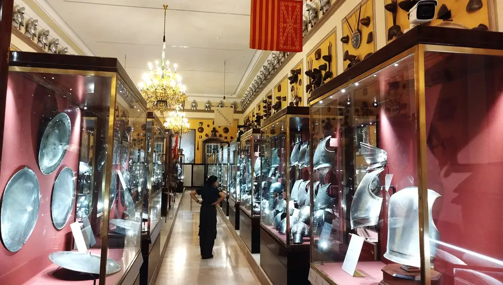 Muchas de estas piezas están expuestas dentro de vitrinas de cristal