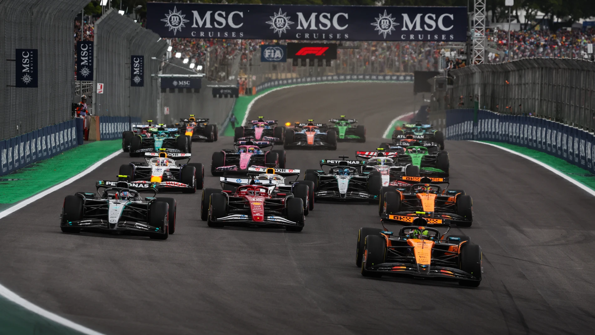 start of the race, depart, 12 KIMI ANTONELLI Andrea (ita), Mercedes AMG F1 Team W16, 04 NORRIS Lando (gbr), McLaren F1 Team MCL39, 16 LECLERC Charles (mco), Scuderia Ferrari SF-25, action during the 2025 Formula 1 Grande Premio de Sao Paulo, 2025 Sao Paulo Grand Prix, 21th round of the 2025 FIA Formula One World Championship from November 7 to 9, 2025 on the Interlagos, in Sao Paulo, Brazil - Photo Antonin Vincent / DPPI AFP7 09/11/2025 ONLY FOR USE IN SPAIN