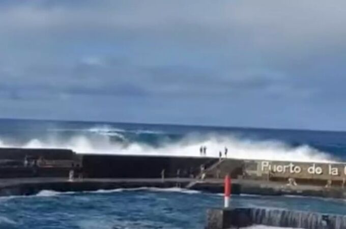 "O te giras o nos ahogamos": la frase del camarero de Tenerife que rescató a tres turistas del mar en Puerto de la Cruz