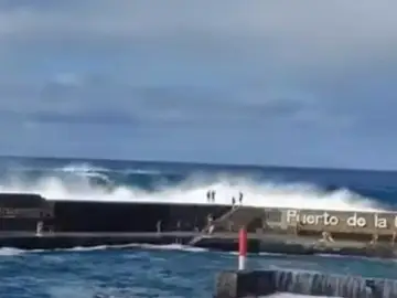 "O te giras o nos ahogamos": la frase del camarero de Tenerife que rescató a tres turistas del mar en Puerto de la Cruz Momento en el que una ola rompe en el muelle del Puerto de la Cruz (Tenerife)