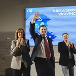 Mañueco saluda a los suyos en presencia de Francisco Vázquez y Armisén