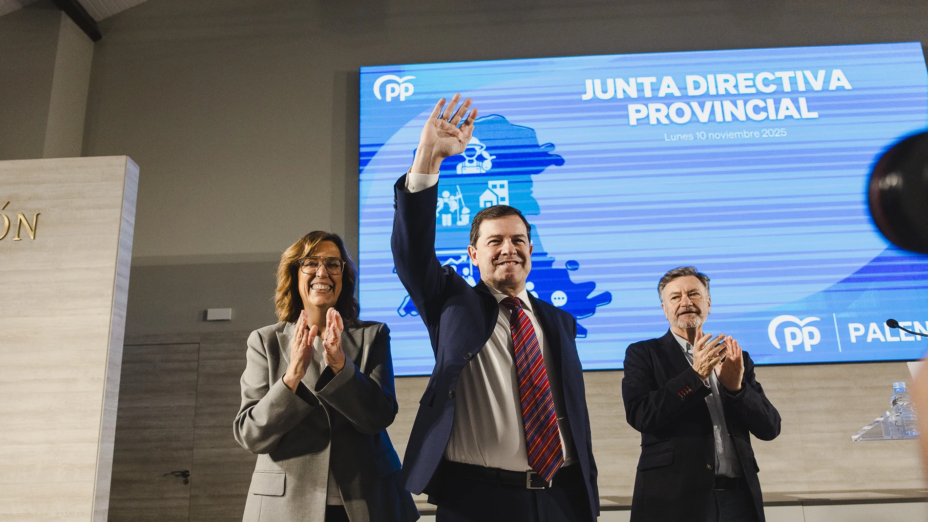 Mañueco saluda a los suyos en presencia de Francisco Vázquez y Armisén