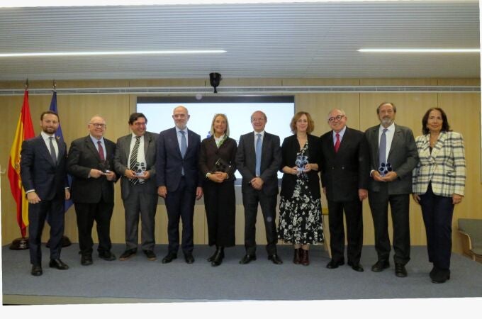 Los premiados posan con su galardón