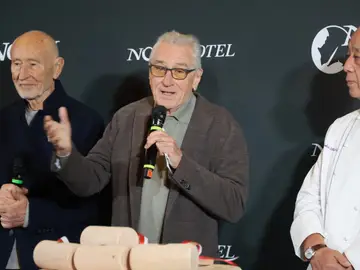 Robert de Niro y sus socios en la inauguración del NOBU en Roma Robert de Niro y sus socios en la inauguración del NOBU en Roma
