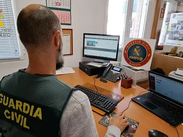 Un agente de la Guardia Civil Un agente de la Guardia Civil