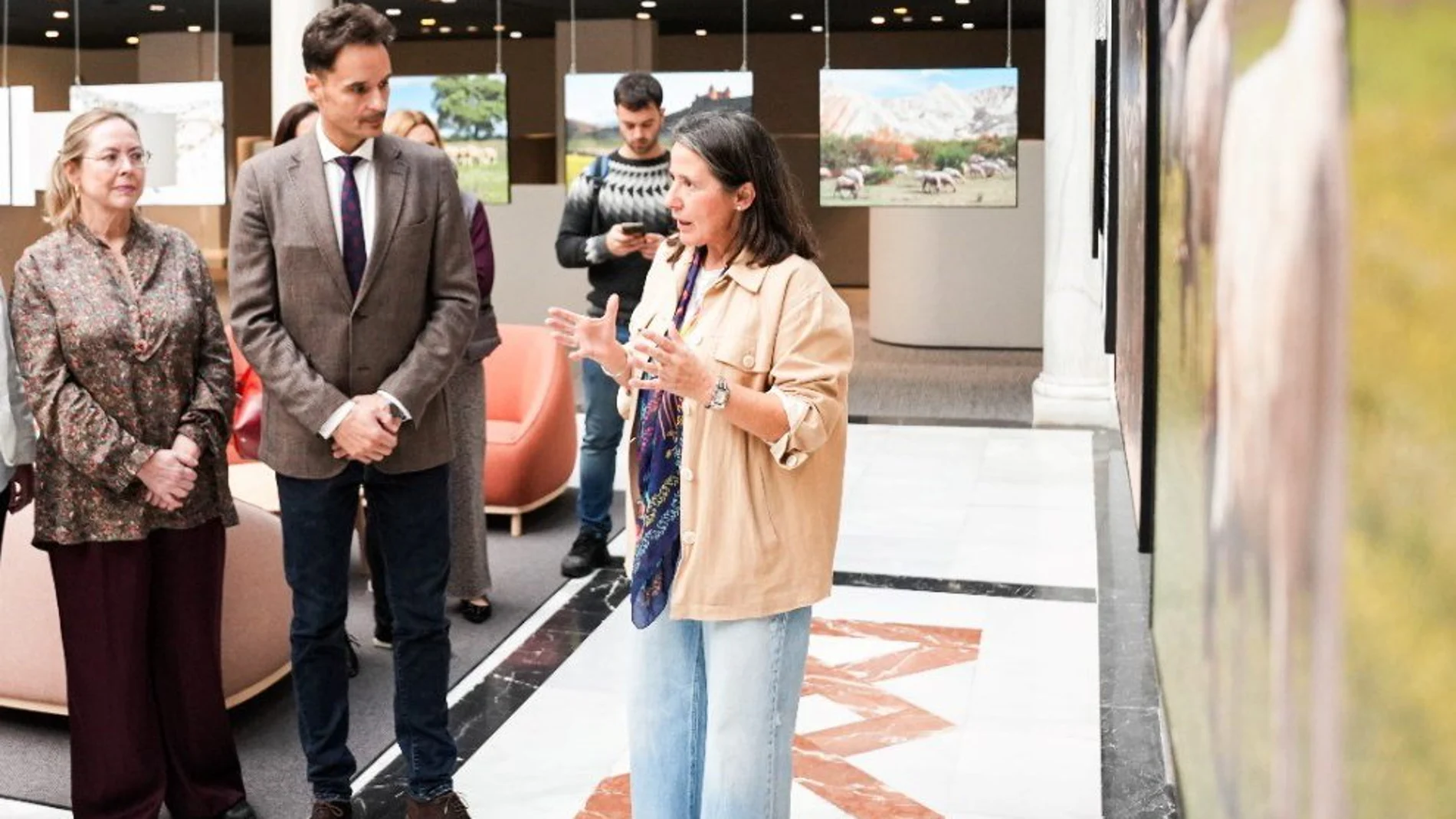 Mª Carmen García, entre otros, junto a Antonio Martínez de Agrobank