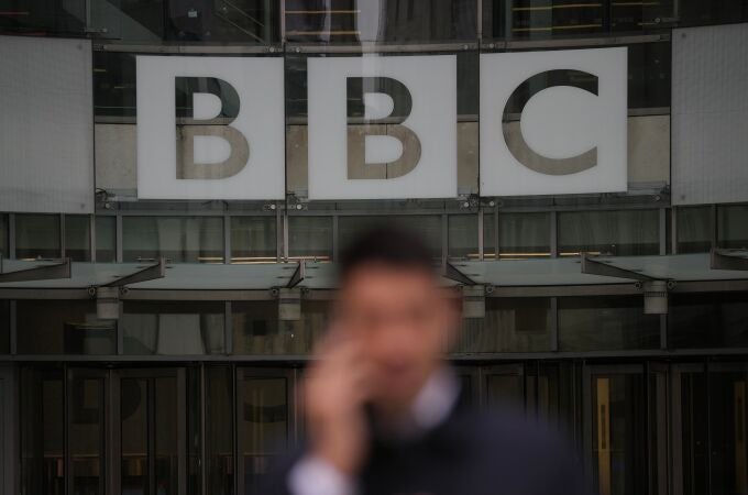 Un hombre camina frente a la sede de la BBC en Londres