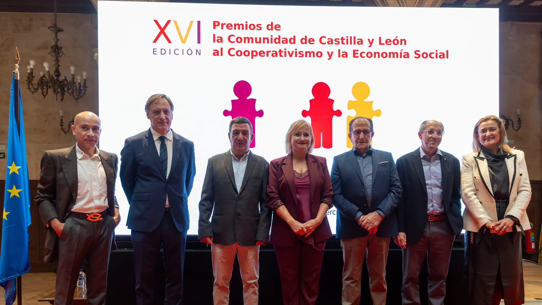 La consejera Leticia García y el alcalde de Salamanca, Carlos García Carbayo, con los galardonados en los Premios Economía Social y Cooperativismo