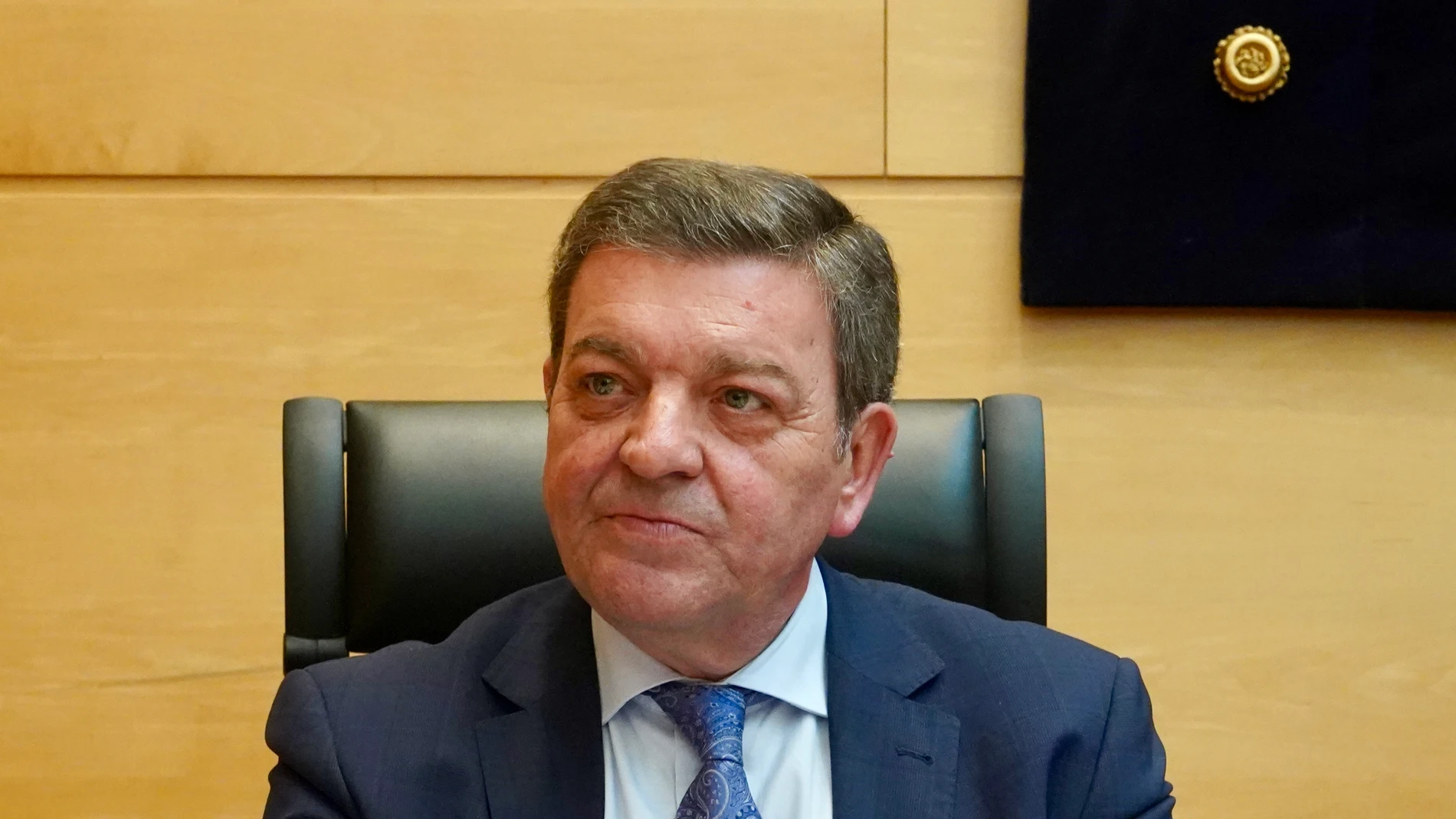 El consejero de la Presidencia, Luis Miguel González Gago, explica los presupuestos de su departamento en el Parlamento autonómico