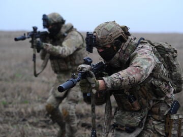 Soldados practican habilidades militares en un campo de entrenamiento cerca de Kupiansk, en la regi&oacute;n de J&aacute;rkov,
