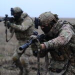 Soldados practican habilidades militares en un campo de entrenamiento cerca de Kupiansk, en la regi&oacute;n de J&aacute;rkov,