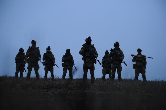 Soldados practican habilidades militares en un campo de entrenamiento cerca de Kupiansk, en la región de Járkov, Ucrania