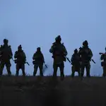 Soldados practican habilidades militares en un campo de entrenamiento cerca de Kupiansk, en la región de Járkov, Ucrania