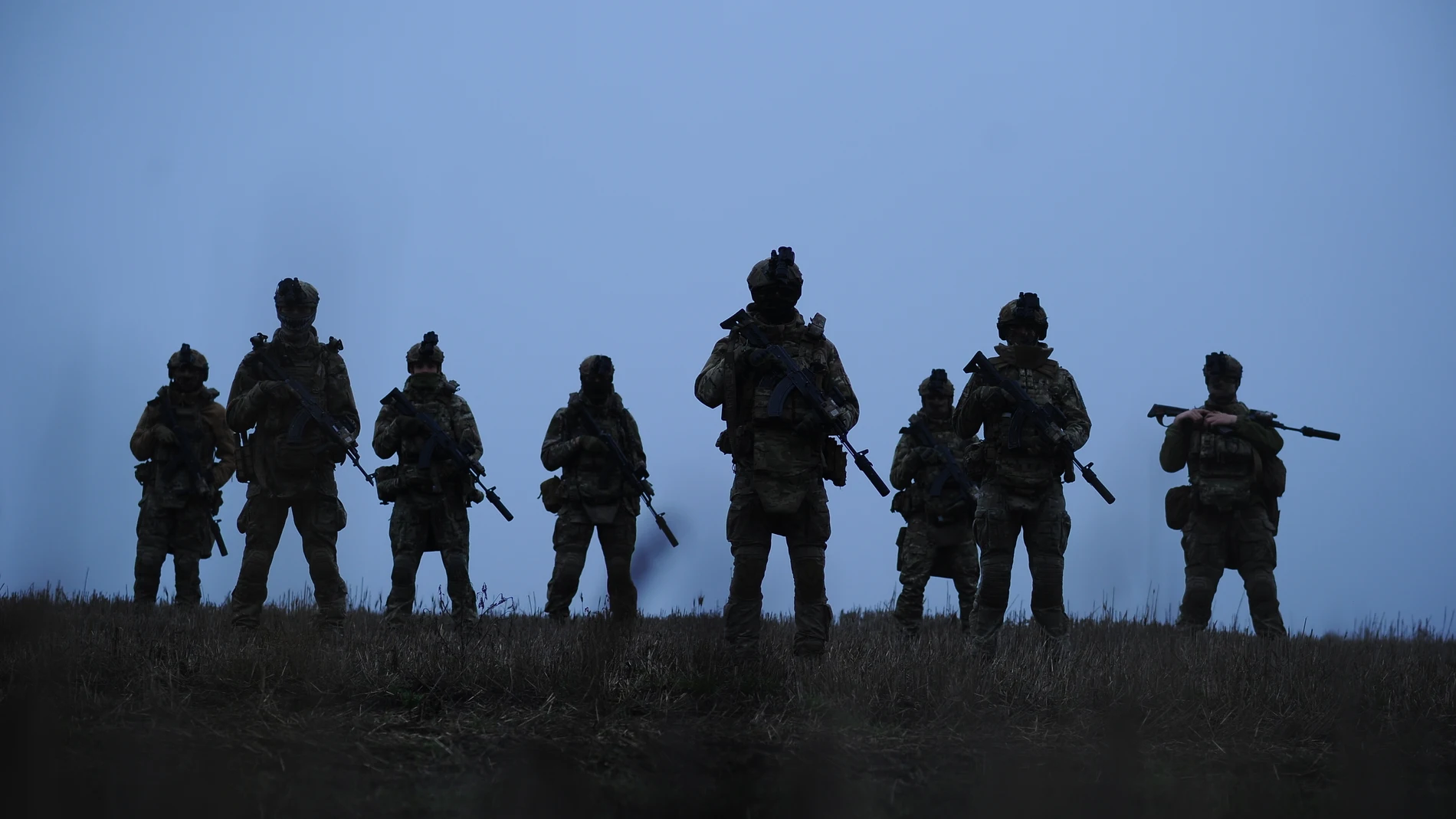 Soldados practican habilidades militares en un campo de entrenamiento cerca de Kupiansk, en la región de Járkov, Ucrania
