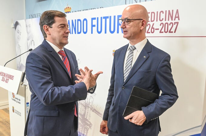 Mañueco conversa con el rector de la universidad de Burgos 